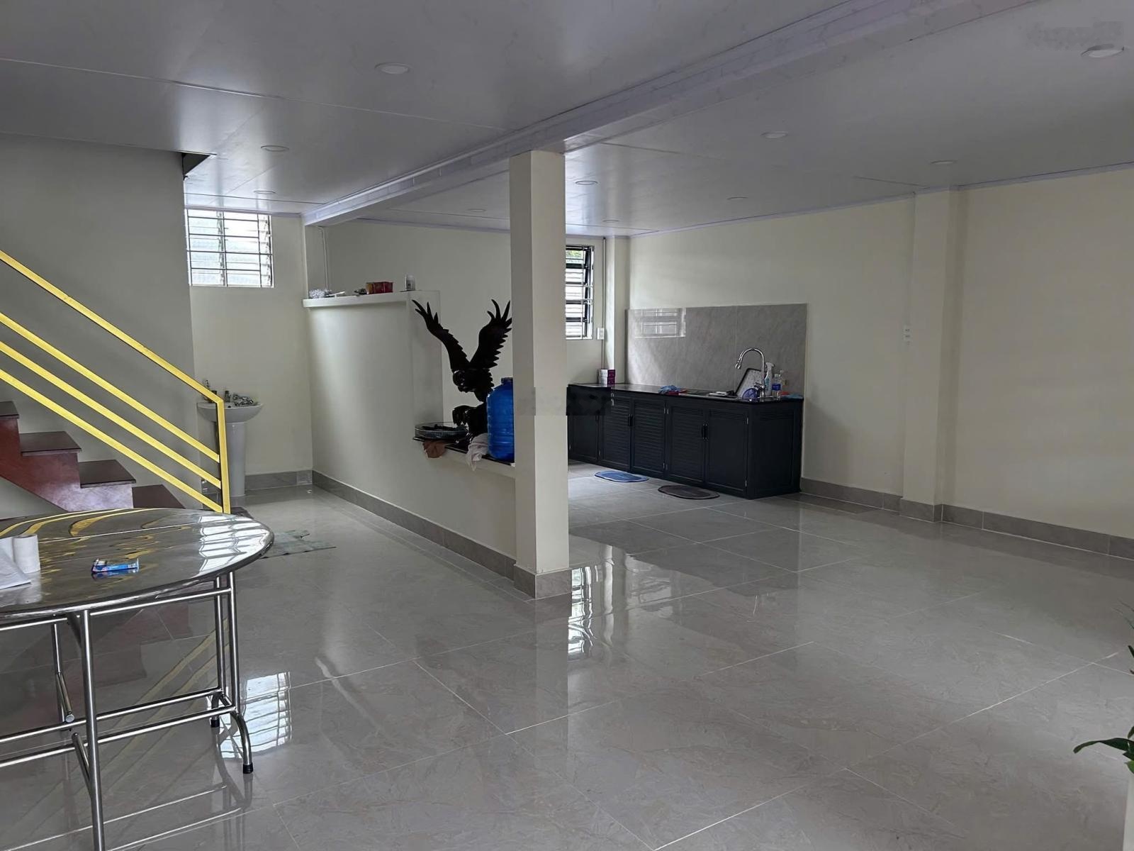 Nhà nguyên căn hợp làm kho xưởng DTSD 190m2 tải 5-7 tấn Linh Đông