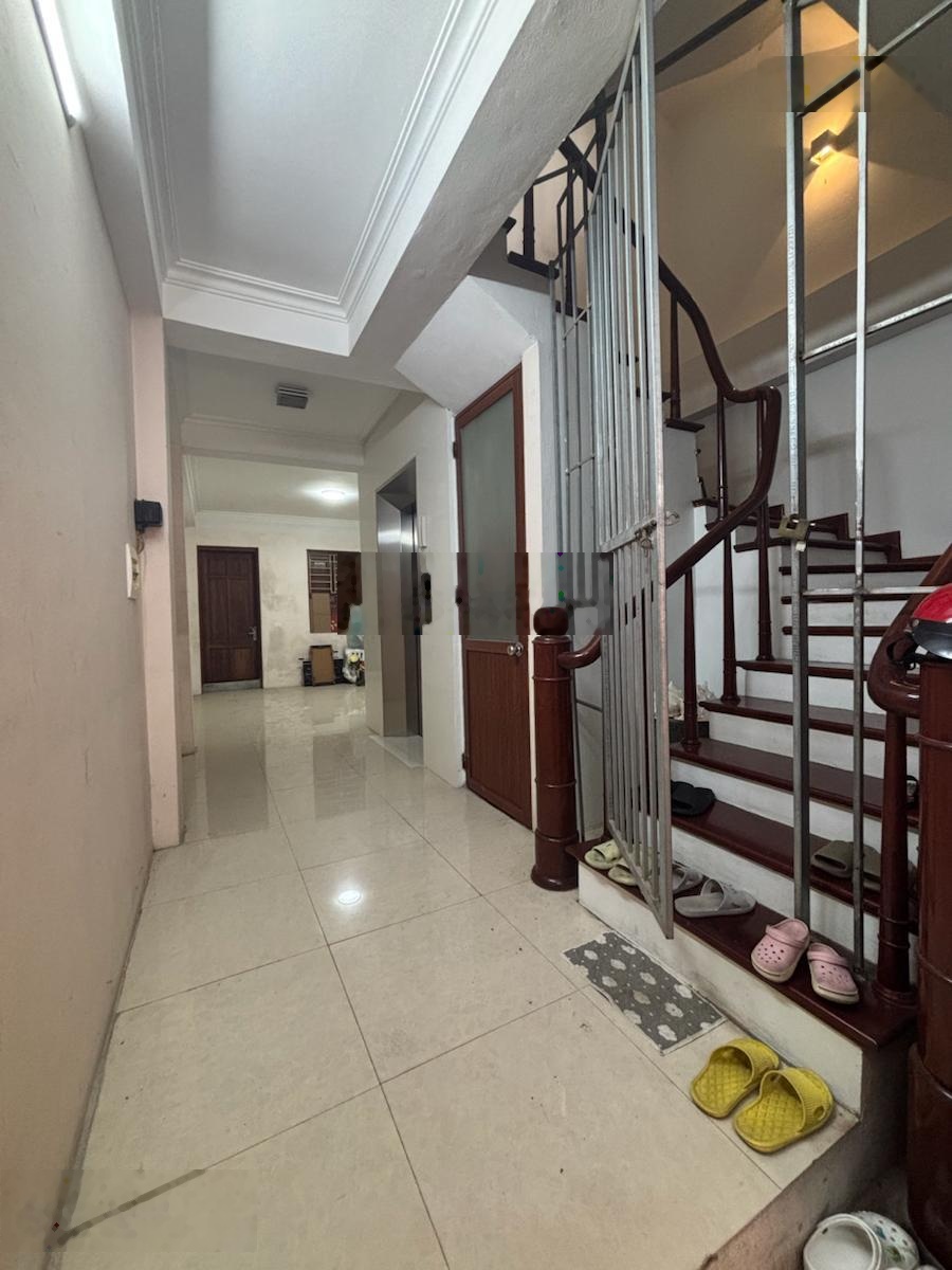 Phân lô - ô tô tránh - hoàng cầu - vỉa hè - kinh doanh - thang máy. dt 50m2 - mt 5m. giá 22 tỷ.