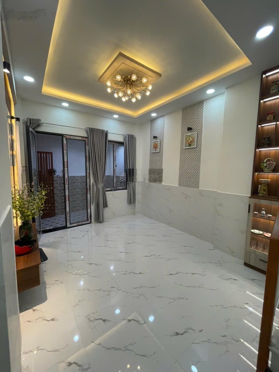 Nhà mới xây nở hậu sân rộng 2 cửa thông 2 hẻm giá 4ty480 còn thương lượng nha anh chị
