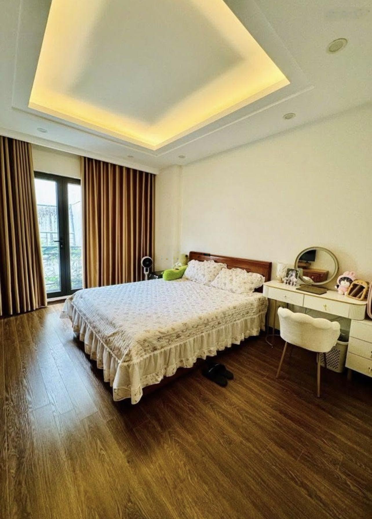 Bán nhà trung tâm Cầu Giấy, 10m ra mặt ngõ oto tránh, ngõ nông rộng thông tứ tung 37m*6T chỉ 9tỷ6
