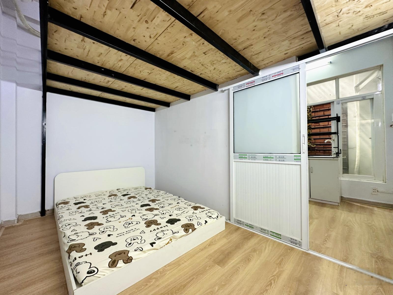 Duplex ngăn bếp 2 chỗ ngủ, cửa sổ thoáng gió, ngay khu ẩm thực Phan Xích Long, giáp Q1