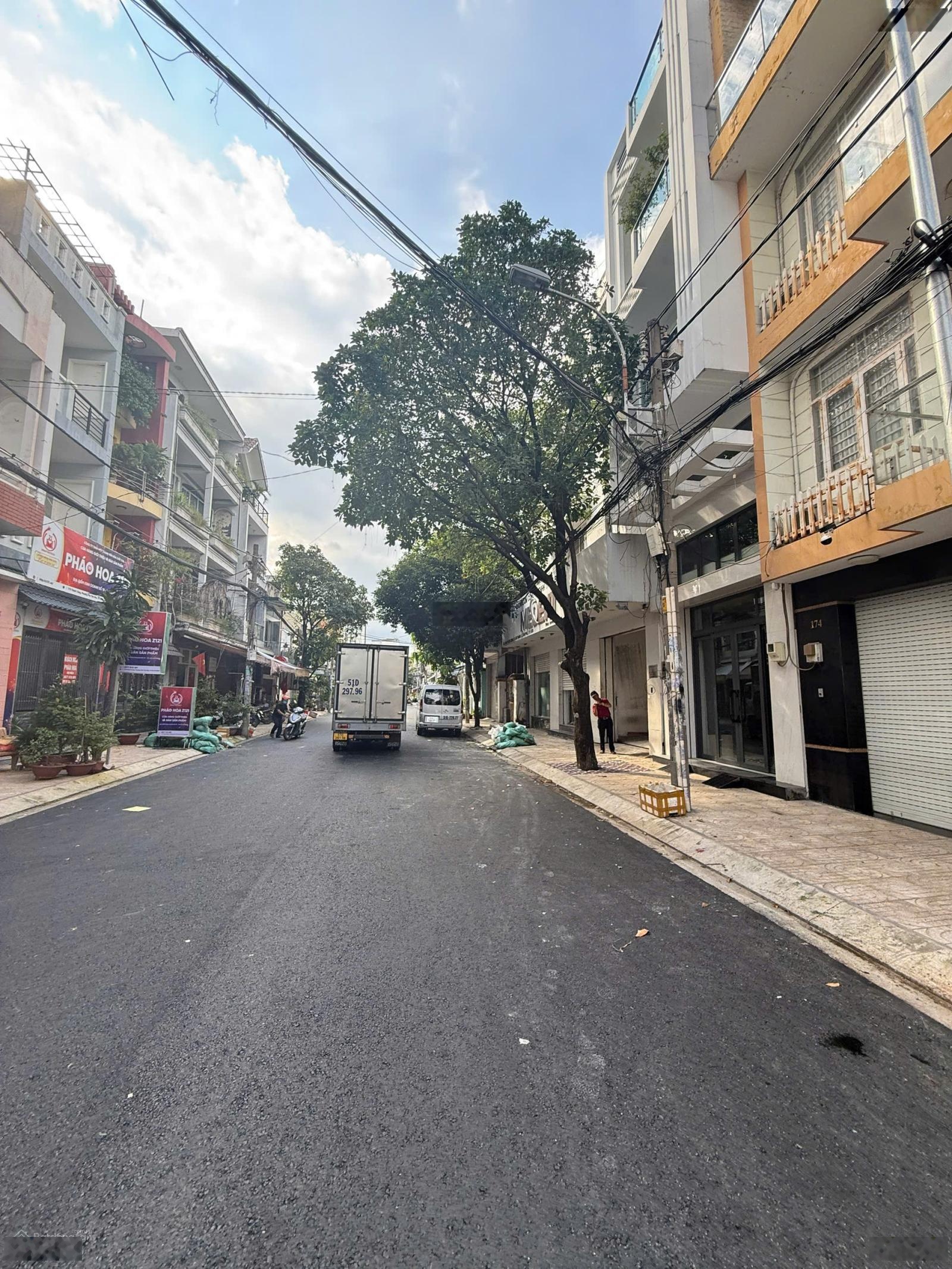Bán nhà mặt tiền đường Thành Công, Phường Tân Thành, Quận Tân Phú. (DT: 4x18m cấp 4). Giá: 12 tỷ