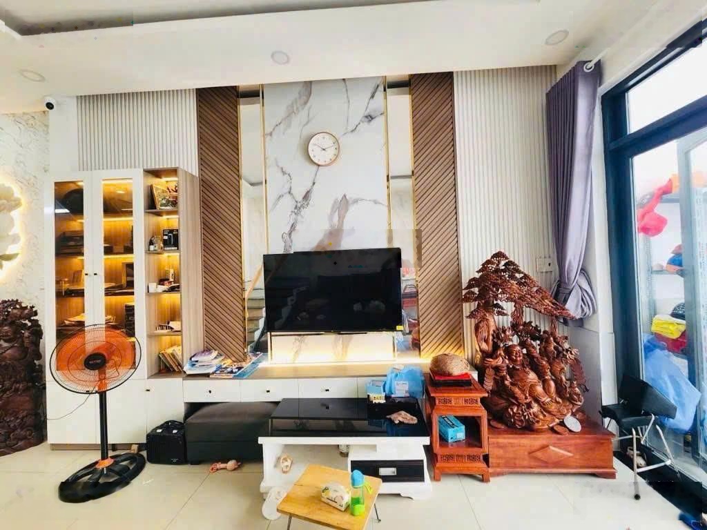 Giá 2 tỷ 380 chính chủ nguyễn văn nghi hàng hiếm ngang 4,3m hxh 4m ngay đh công nghiệp gần chợ shr