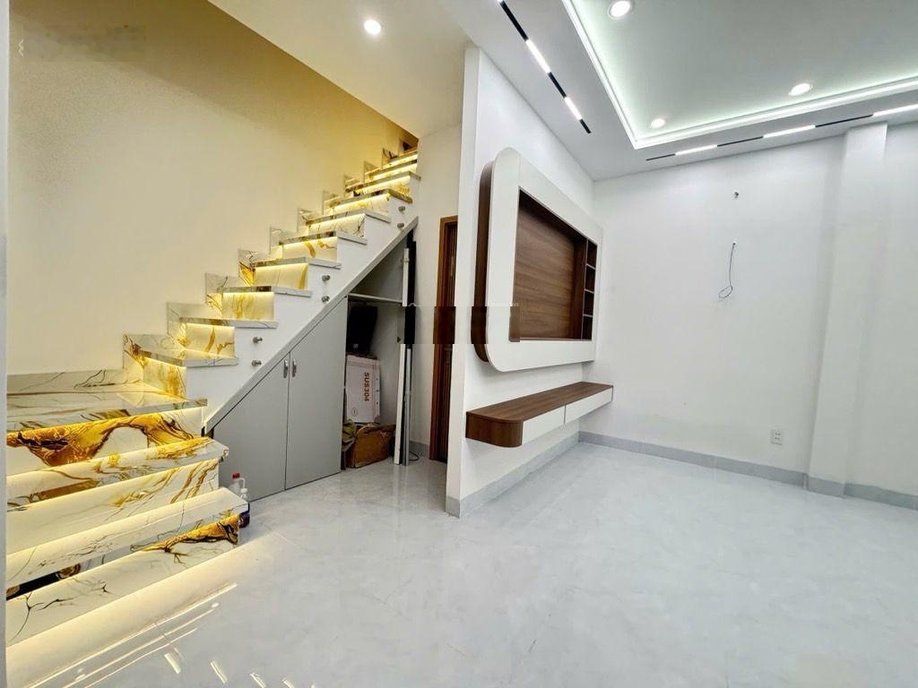 Nhà mới đẹp Hẻm thông sầm uất, vị trí trung tâm DT: 4.2 x 8m (CN 32m) 1 trệt 1 lầu.nhỉnh 4T