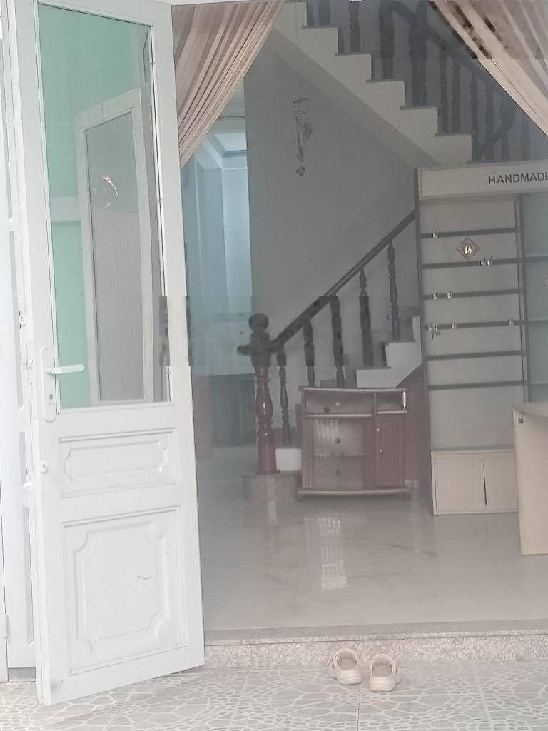 Nhà cách 1 căn ra mặt tiền, ngang 5x17, giá cực tốt, đường xe tải