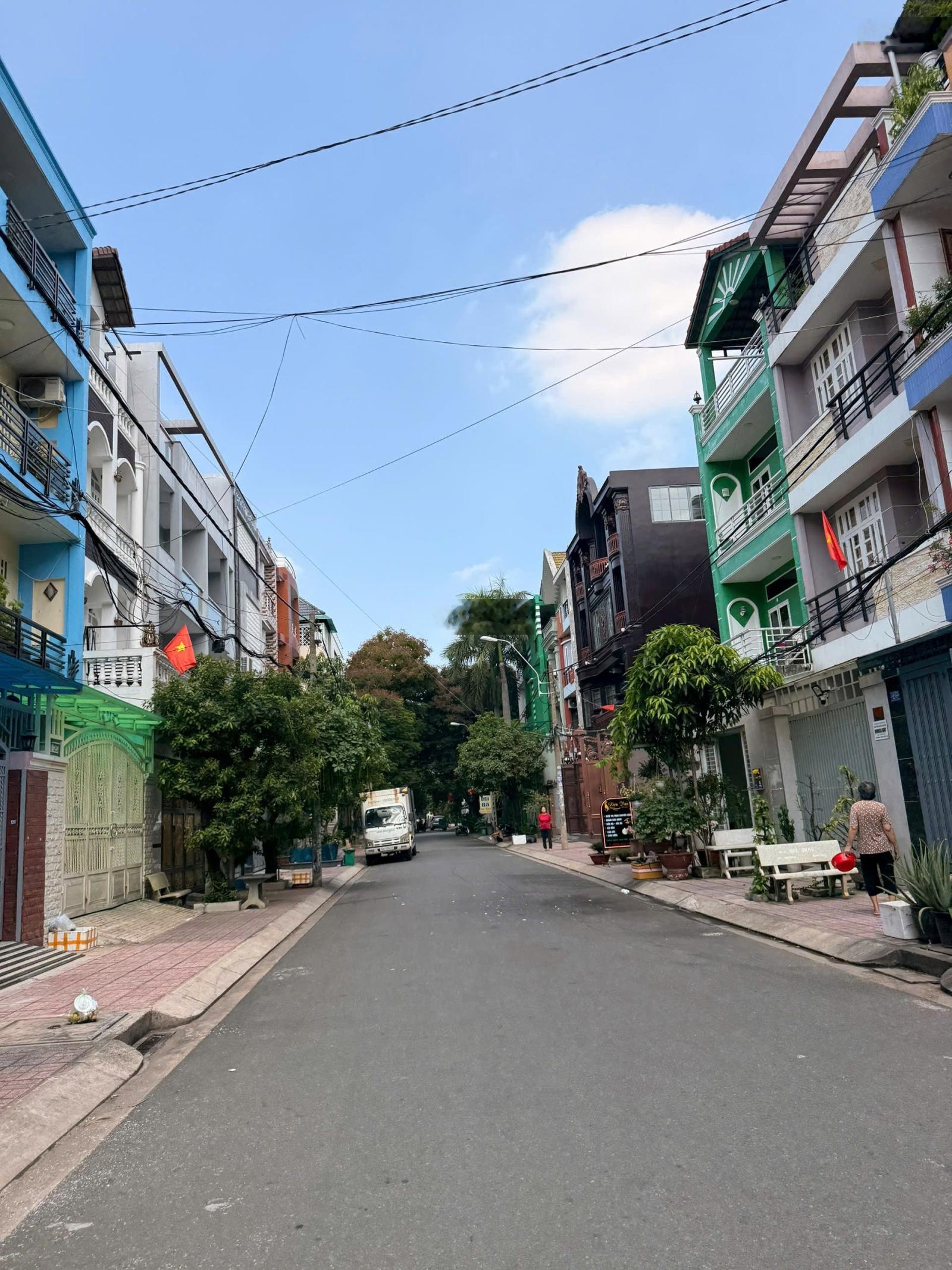 Chủ gấp bán - khu phân lô Tô Hiệu-4 tầng- xe hơi ngủ nhà- cạnh công viên