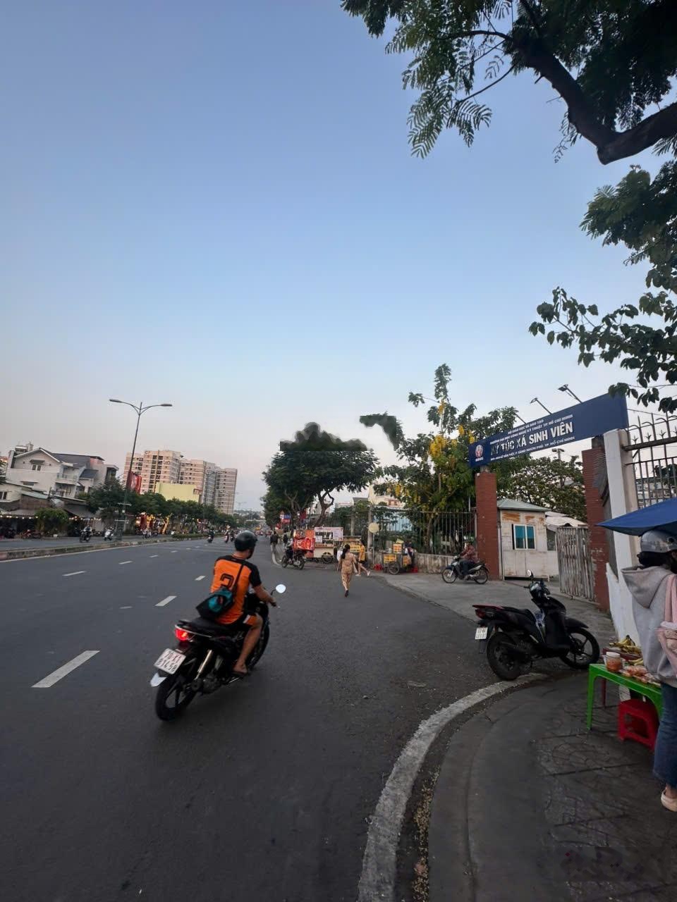 Bán Nhà 2 Mặt Tiền Lê Văn Việt, TP.Thủ Đức- Đơn Giá Đầu Tư 157 Triệu/m2-Chiều Ngang Cực Tốt 10m.