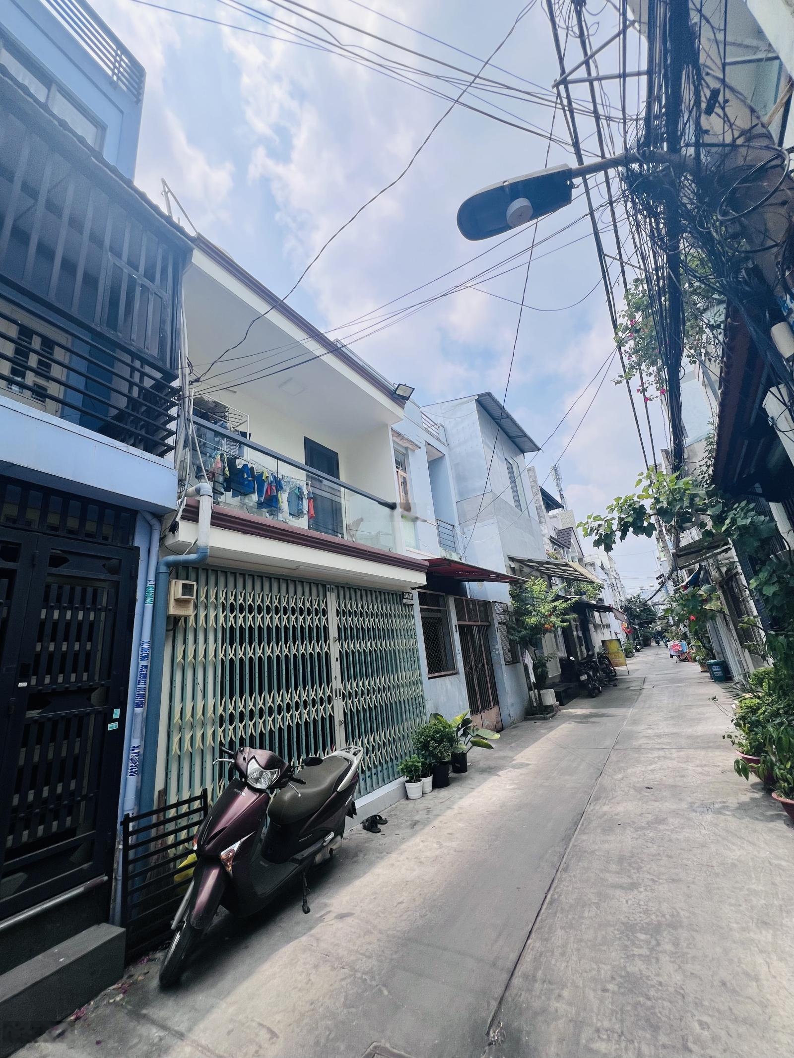 Bán Nhà Riêng - Chiến Lược | Tiện Xây Mới - Hẻm Oto Thông - Khu Vực Gần Các Tiện Ích