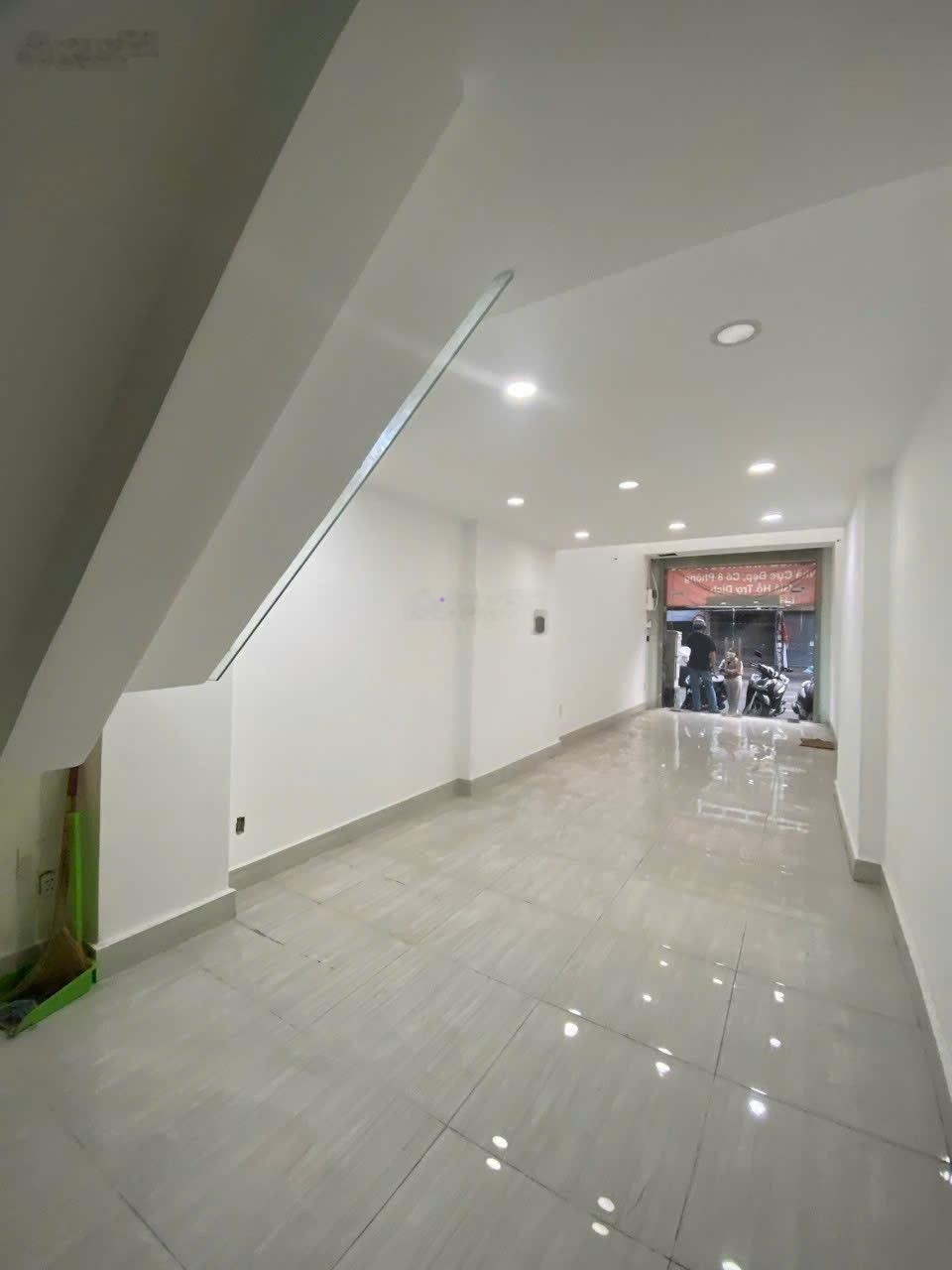 Cho thuê nhà 3 tầng, mặt tiền Phan Đình Phùng, Phú Nhuận, 4 phòng lớn, sử dụng 300m2 sàn, chỉ 36tr