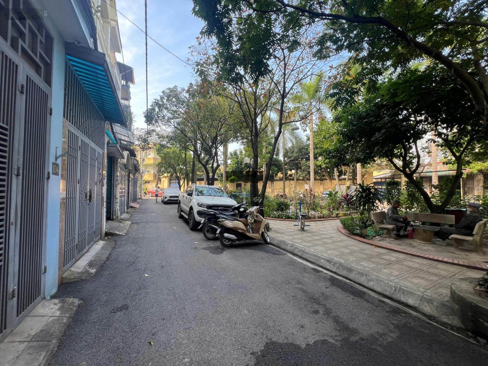 Bán nhà khu CBCNV Bà Triệu - Hà Đông mặt công viên ô tô tránh nhau 52m², 3 tầng, 12,9 tỷ