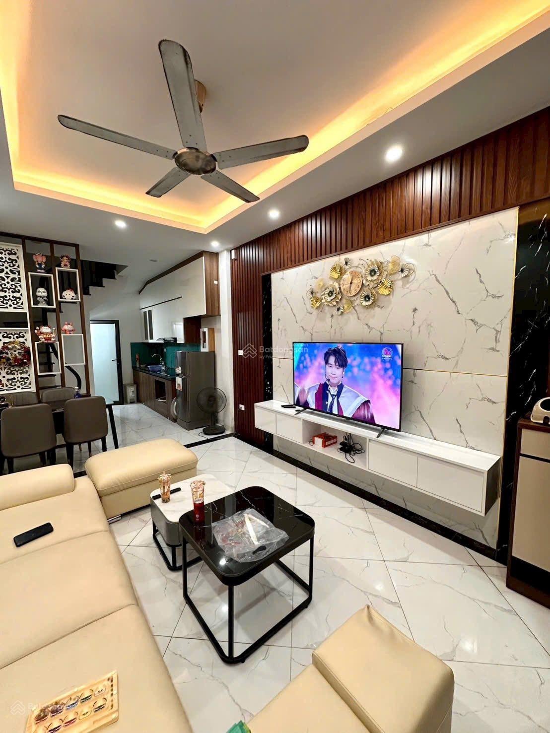 Bán nhà cổ linh thông bát khối 32m 5tầng ngõ 2,6m sân cổng để xe giá 6,35 tỷ ctl