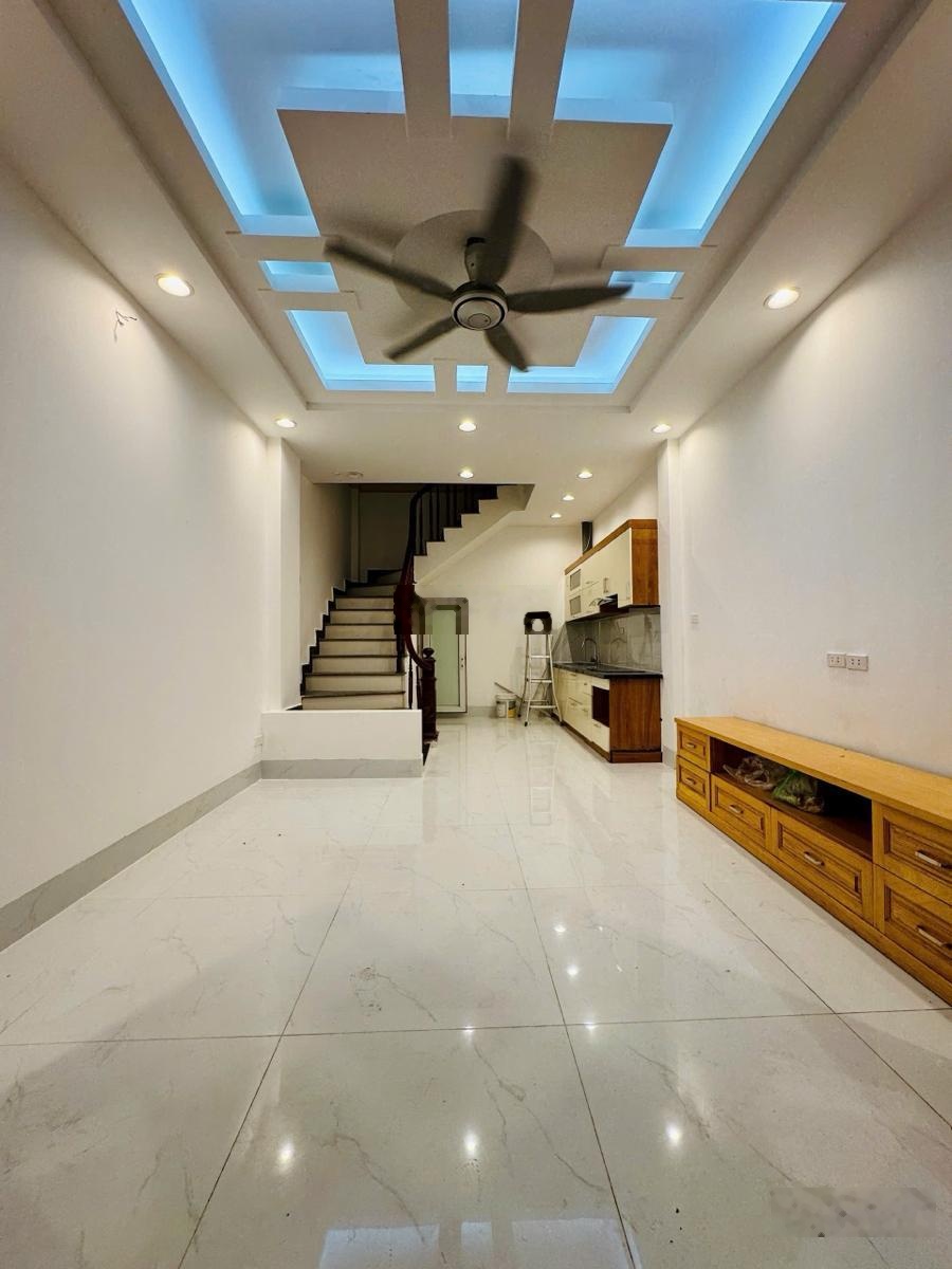 Siêu nét! Nhà Trần Thái Tông, 30m ra mặt phố, ngõ thông siêu rộng vf3 đỗ cửa , kinh doanh 41m2*5T