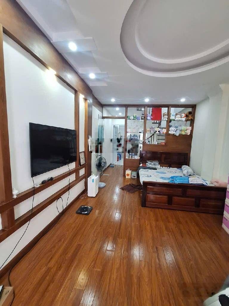 Nhà Nguyễn Khánh Toàn dân xây, vị trí rất đẹp, ngõ thông, ô tô qua nhà, kinh doanh, 40m, 5 tầng.