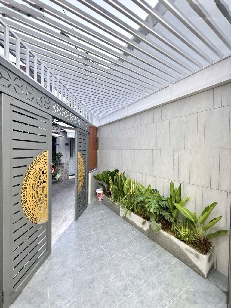 Sát bên khu tên lửa - dt 40m2 - nhà 3tầng có sân rộng mới đẹp