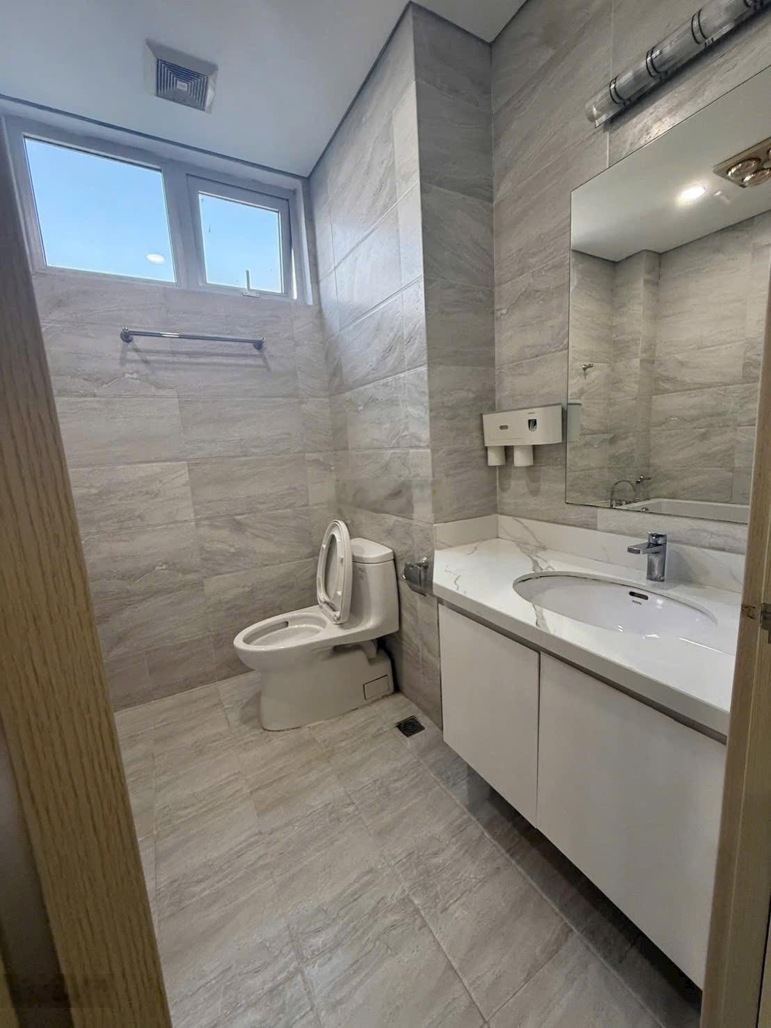 Bán căn hộ chung cư toà Cenland 137 Nguyễn Ngọc Vũ, Cầu giấy. DT 80m2 3pn giá 6,8 tỷ. 0983237984