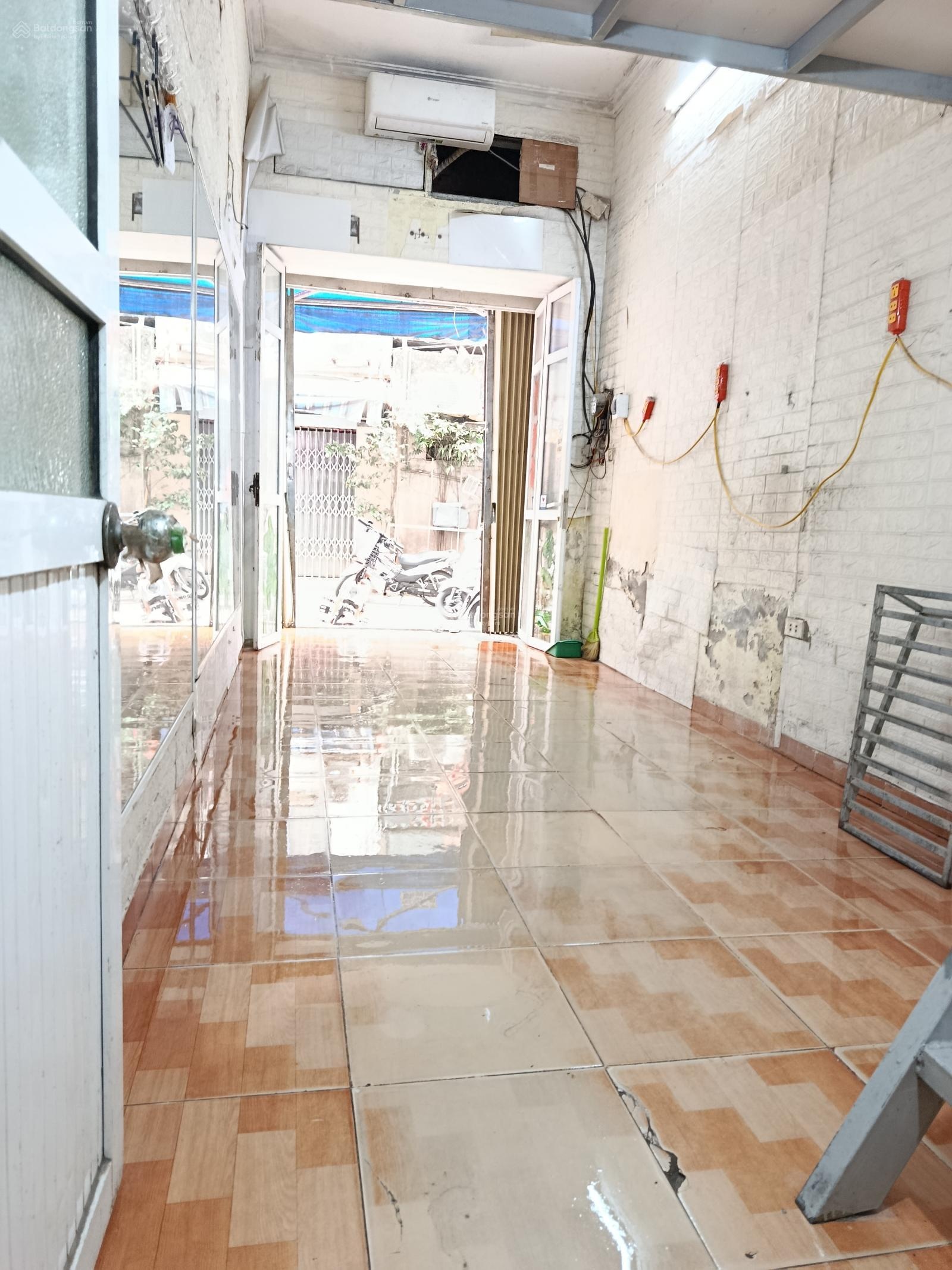 Cho thuê mặt bằng kinh doanh tầng 1 cách hồ Hoàn kiếm 240m khu đông dân sầm uất đầy đủ tiện ích