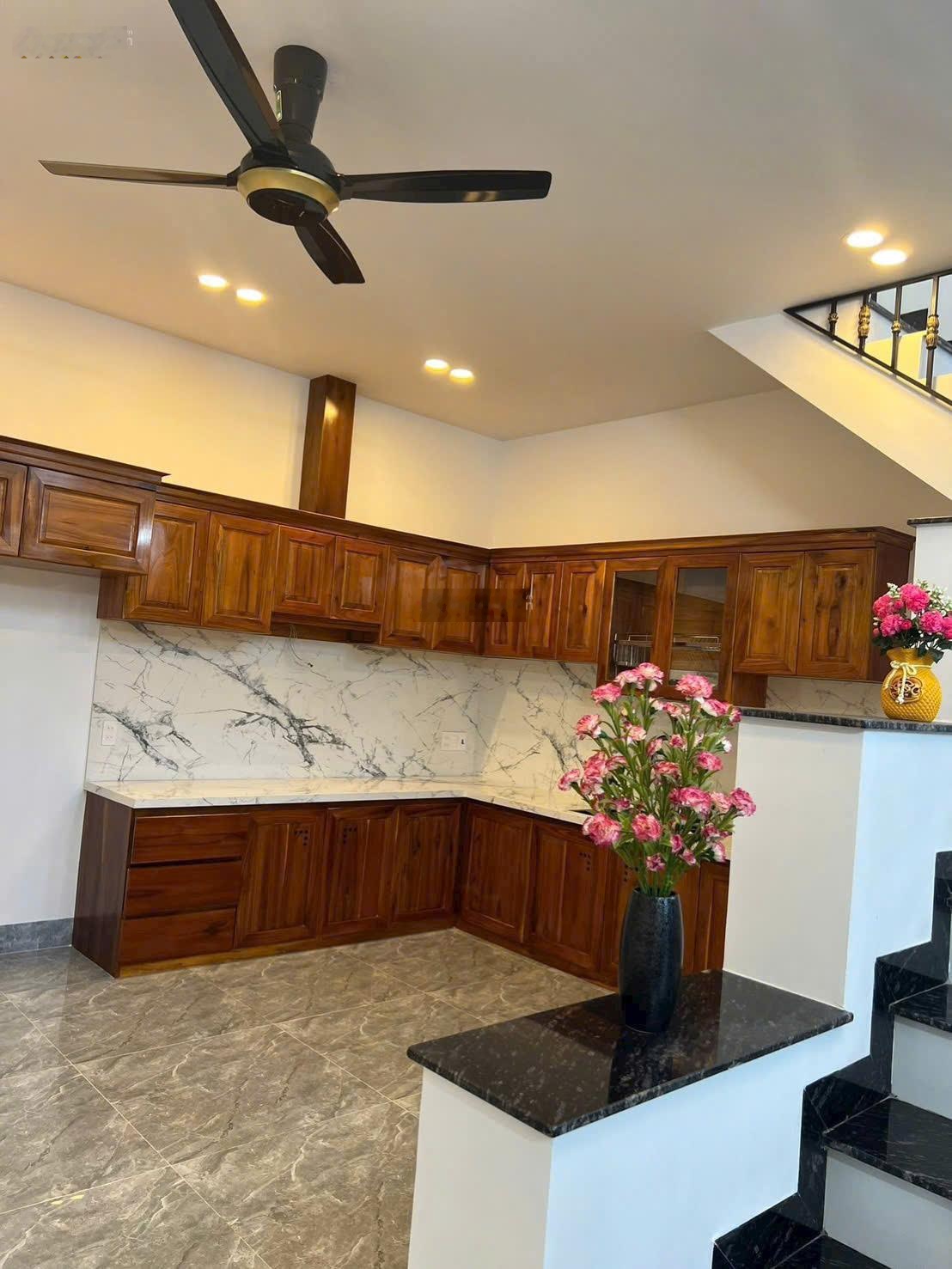 Nhà mới 3 tầng đẹp mê, giá tốt hiếm có tại phường tây nha trang
