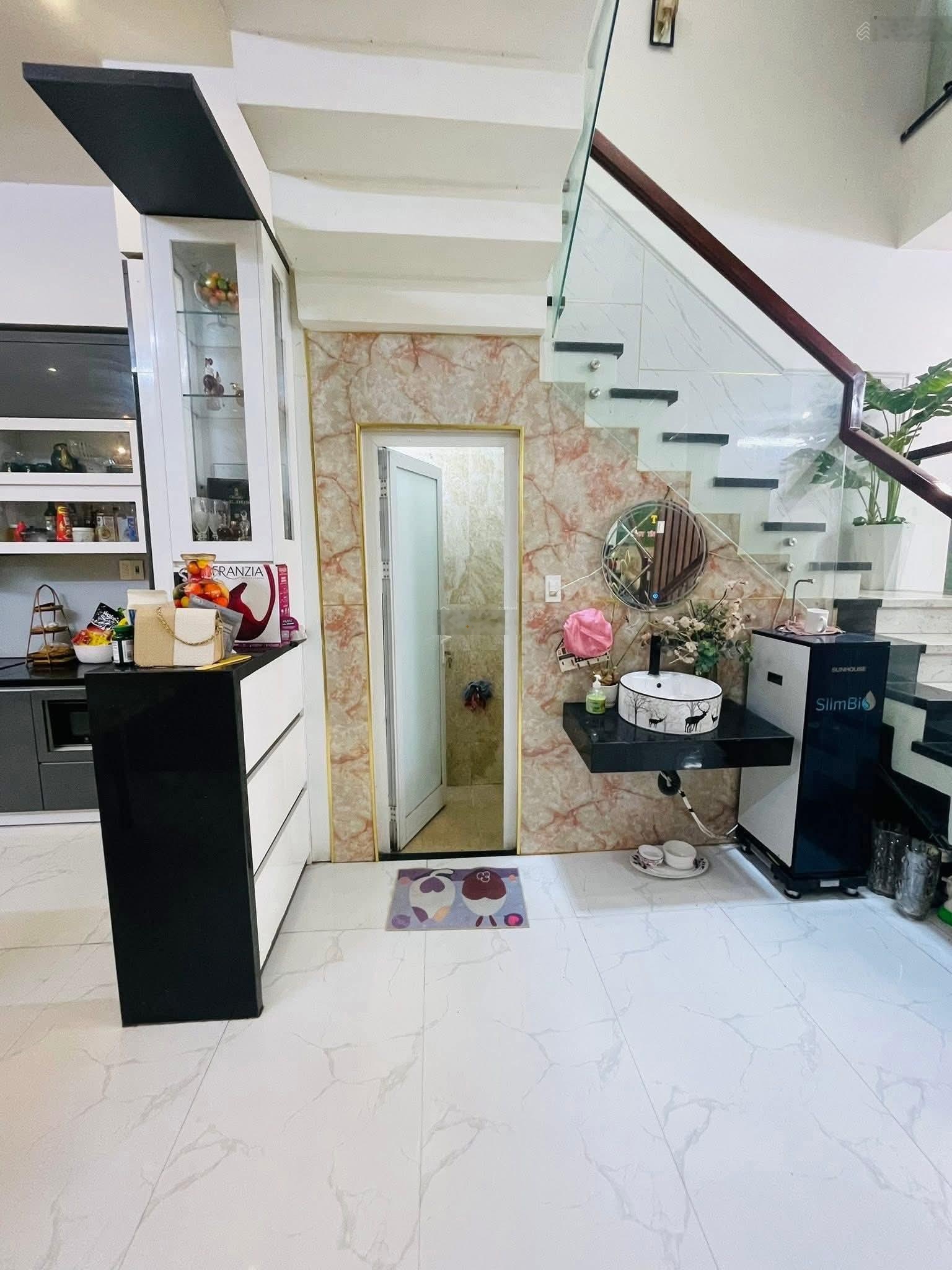 Bán nhà đẹp 3 tầng đường Thái Thị Bôi đoạn gần Lê Độ, Dt 77 m2 giá 10,9 tỷ LH 0935121054