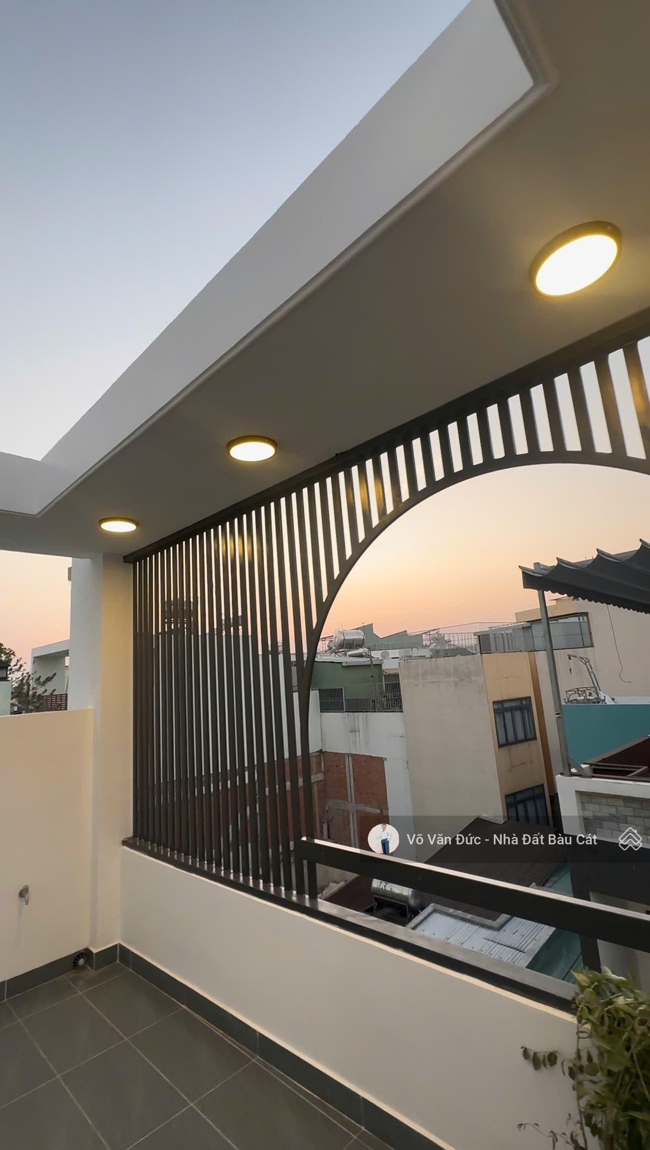 Siêu Phẩm ĐÚC 5 Tầng - MỚI Keng- FUL Nội Thất Cao Cấp- Ngay Lý Thường Kiêt- ĐH Bách Khoa.DT 4.3x15