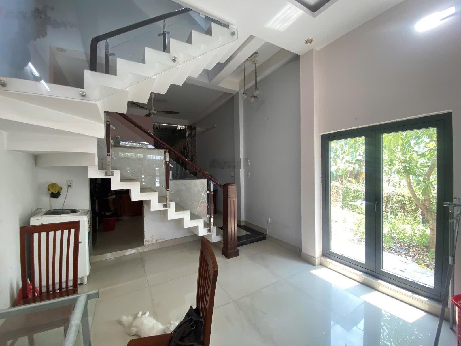 Bán nhà 2 tầng,tk 3pn2wc sổ riêng, oto vào tâjn cửa, cách Vinhomes Grand Park 500m giá 4 tỷ