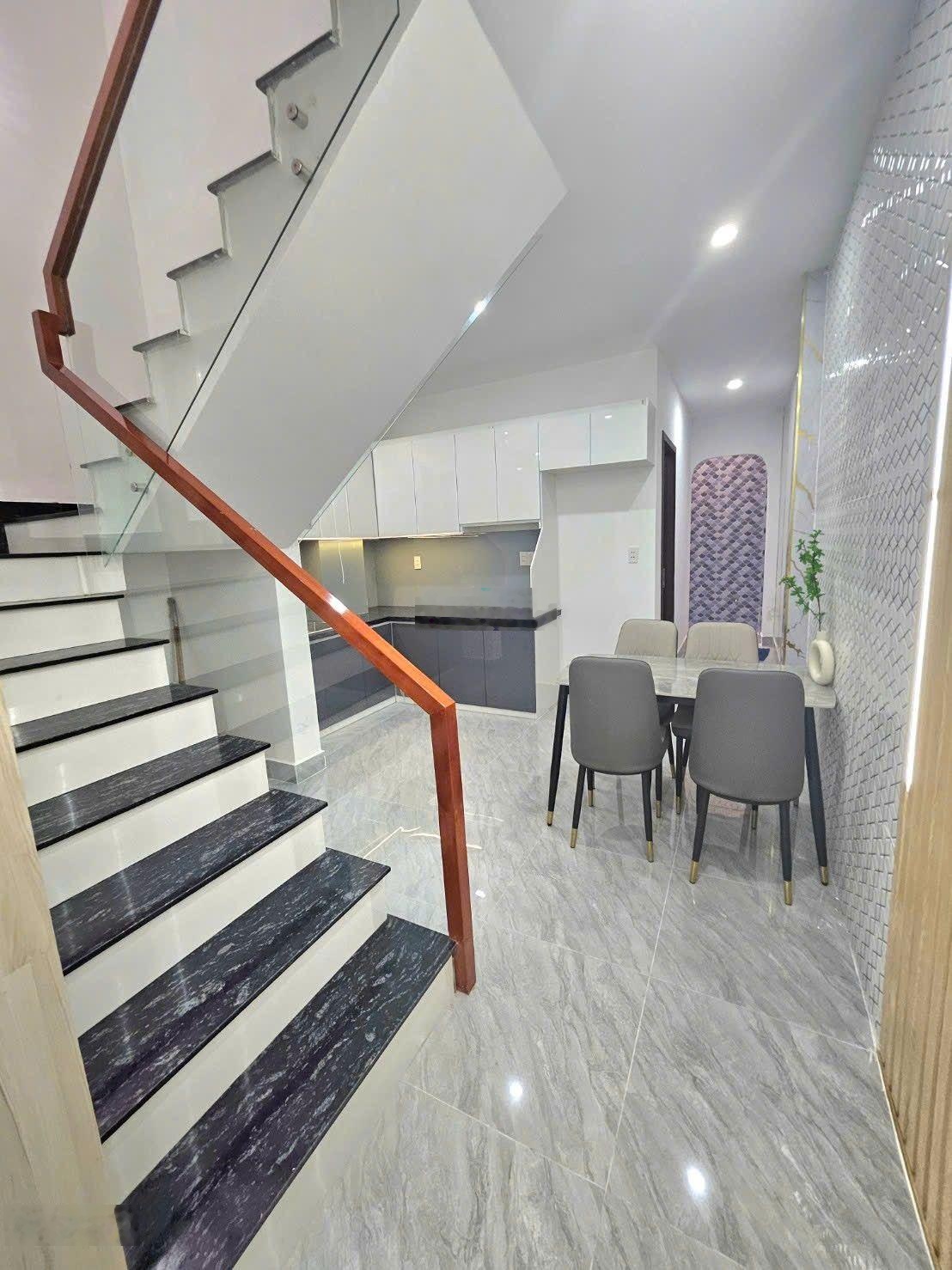 Nhà Xây Mới Đúc 2 Tầng - Hẻm Xe Hơi - Nội thất đầy đủ - Nhà đẹp vào ở ngay - Nguyễn Văn quá Q12