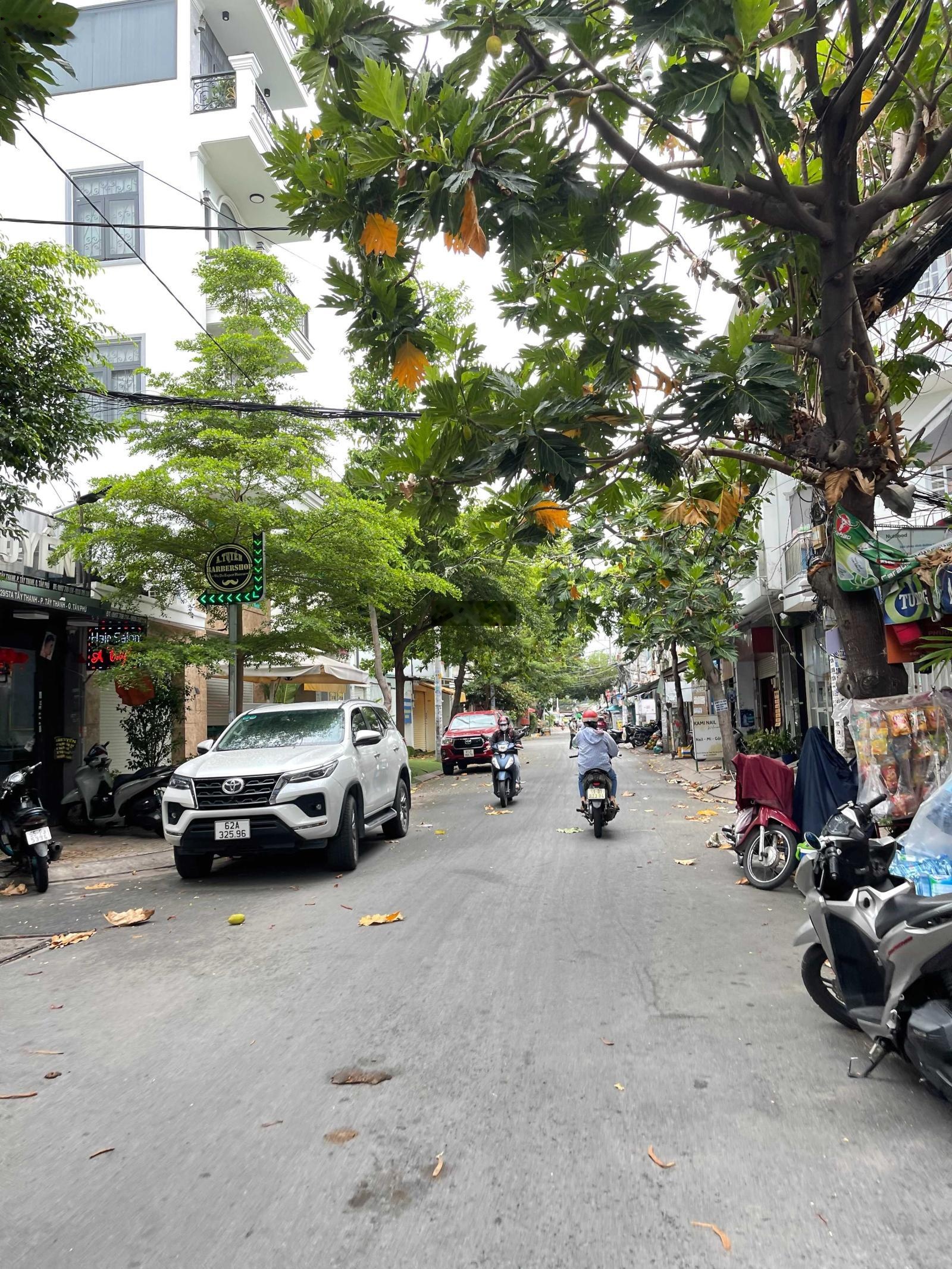 Gần chợ Tân Hương - 3 tầng mới - DT 67m2 (6.7 x 10m) - Chỉ 6 tỷ nhỉnh