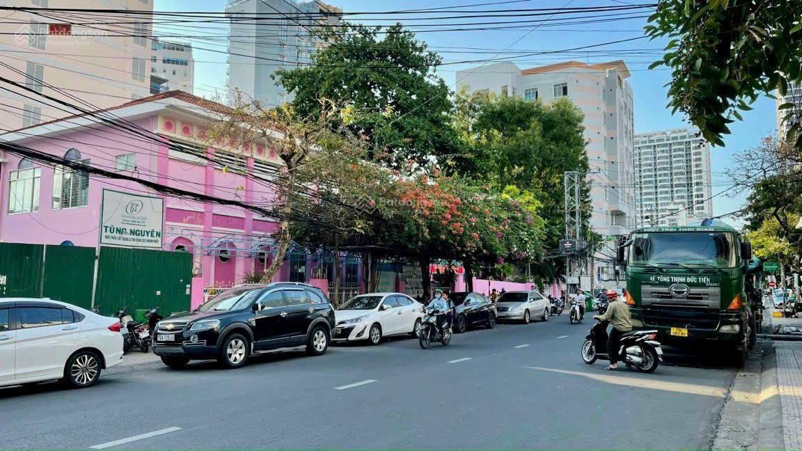 Lô góc 2 mặt tiền Nguyễn Thiện Thuật - ngang khá dài 10,7m * Cách biển Trần Phú: 400m. Giá: 144 tỷ