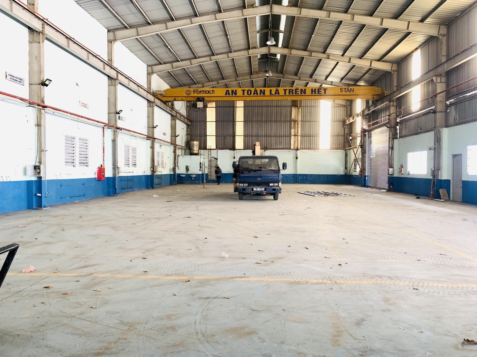 Cho thuê kho tại Đức Giang, Long Biên 370 m2, vách tường mái tôn, cao 7m, giá chào 110 nghìn/m2