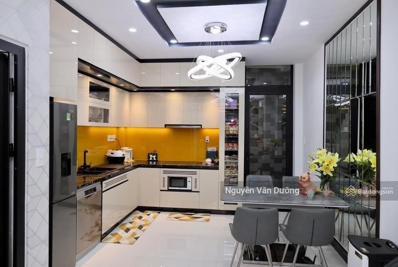Siêu hiếm! Phố Nguyễn Ngọc Vũ, 2 thoáng ở ngay, cách ô tô 15m, sát mặt phố, sân xe riêng dt 40m2*5t