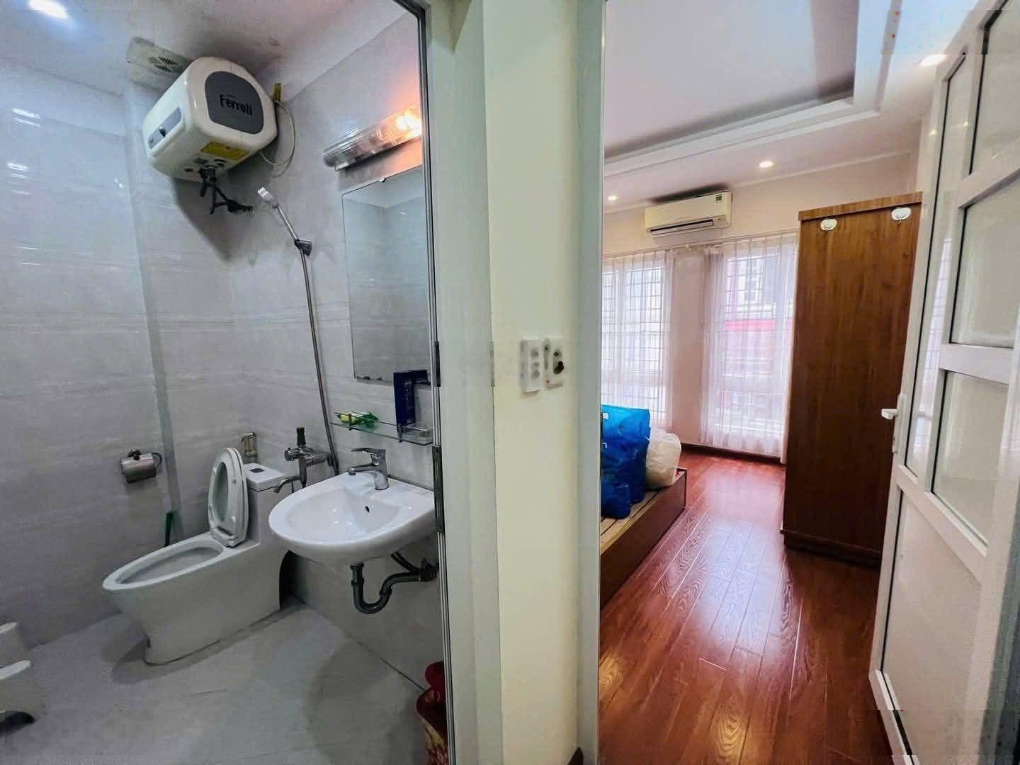 Chính chủ bán nhà nguyễn khánh toàn cầu giấy dt 40mx5t,mt3.8m giá 13 tỷ ngõ thông kinh doanh ô tô