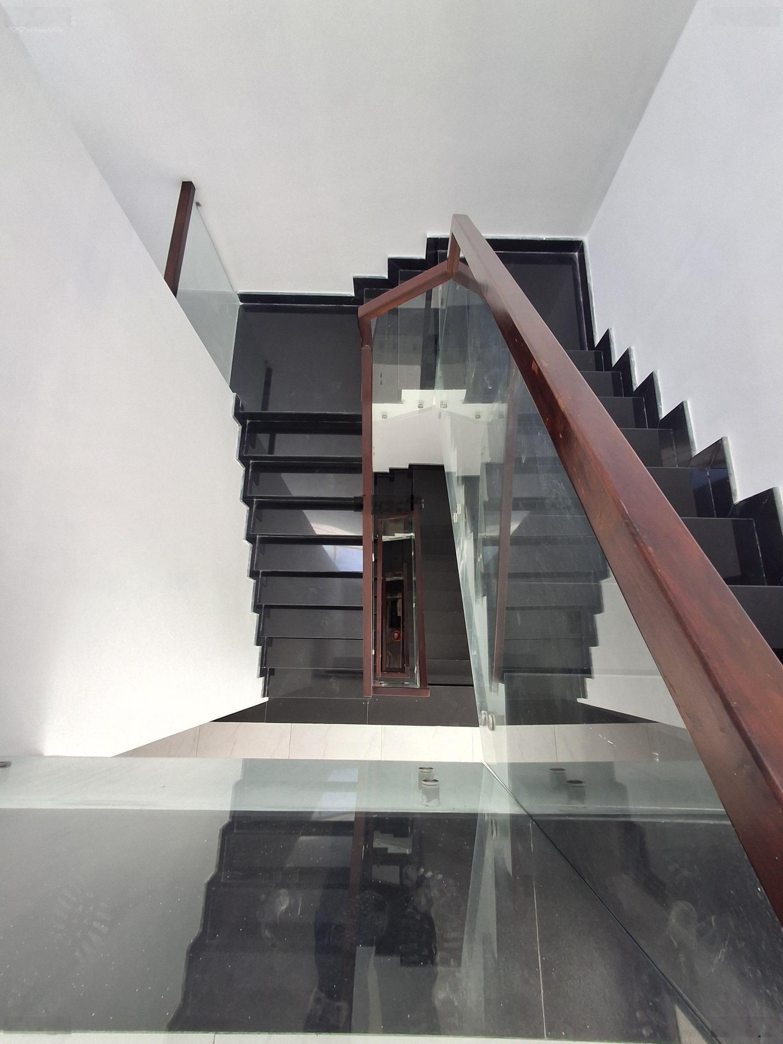 Cho thuê văn phòng nguyên căn 550m2 giá 100tr tại kđt him lam.