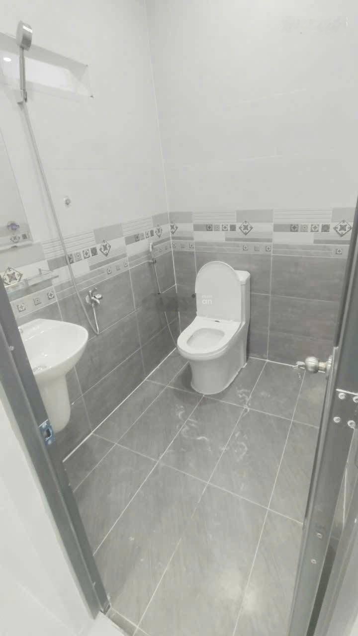 Bán nhà xã Bình Chánh Sổ Hồng Riêng Giá 1tỷ550tr sát chợ Bình Chánh.Đang cho thuê 15tr/tháng,