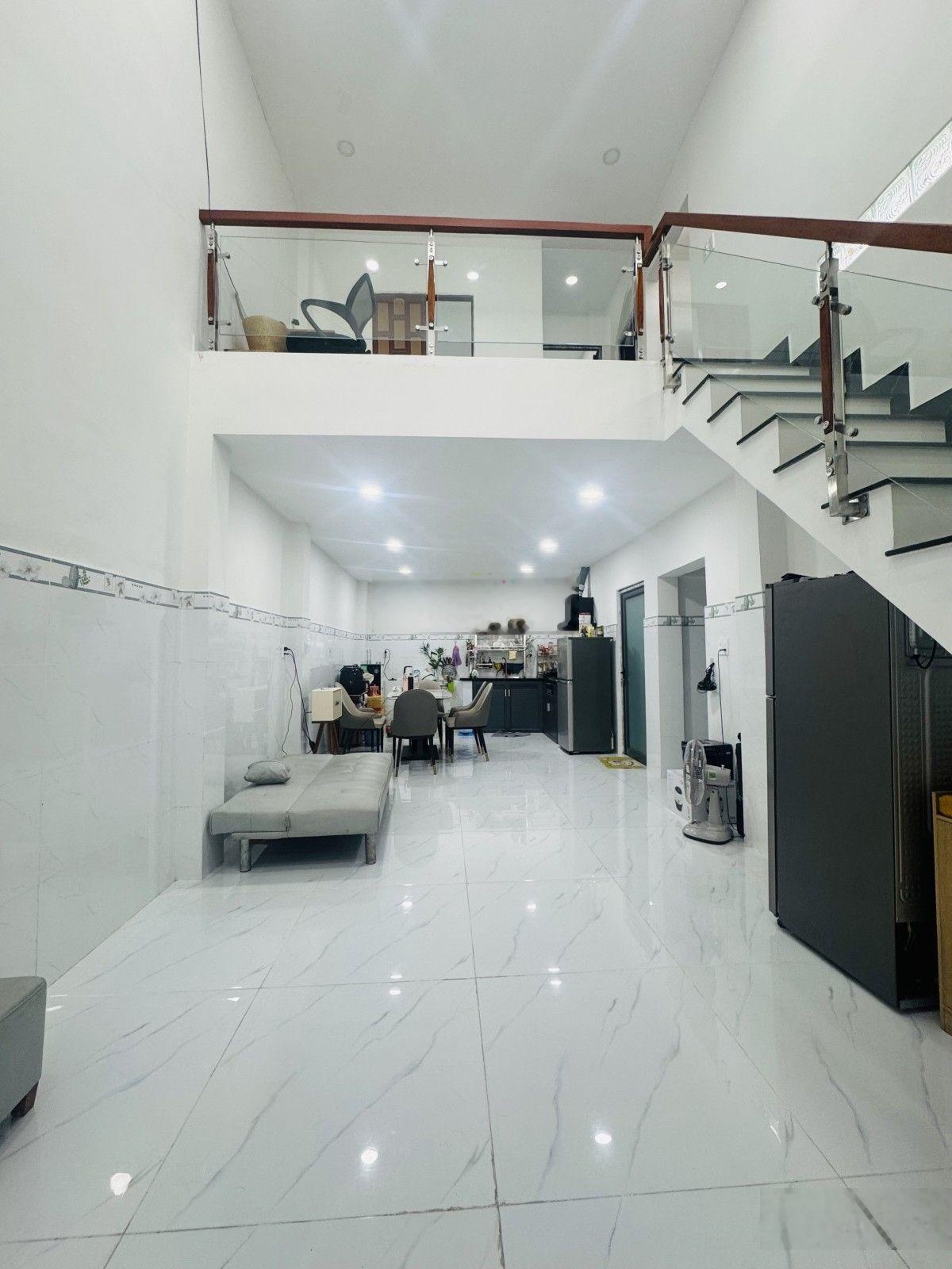 Bán nhà mặt tiền đường số 3 kế bên Đình Phong Phú, Lê Văn Việt. Ôtô ngủ trong nhà. Giá chỉ 5.5 tỷ .