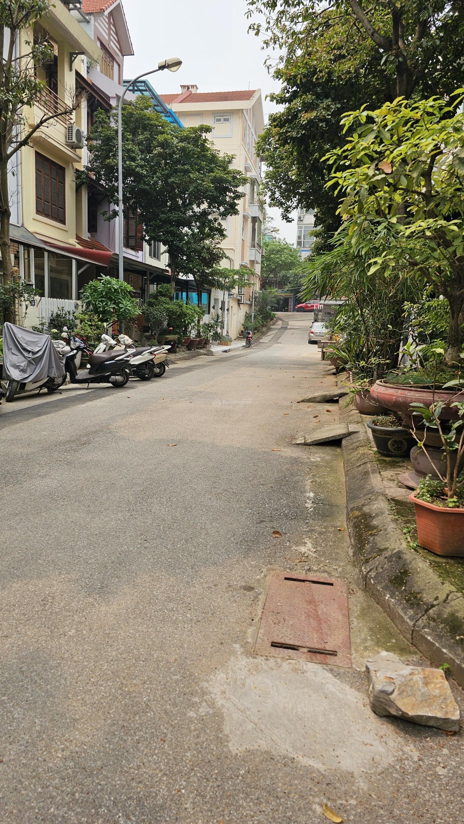 Cần bán nhà Nguyễn Chí Thanh , DT 32m2 x 4T, MT 4,3m . Ô Tô Tránh, gần phố, ko QH.