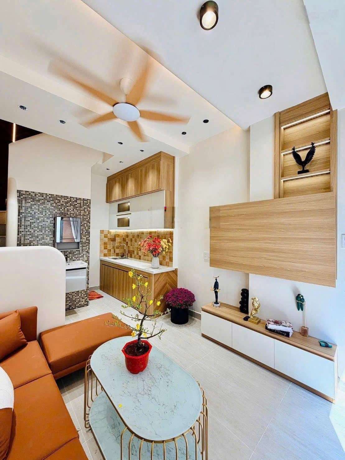 Nhà đẹp di chuyển 5' qua trung tâm Q1, ngay chợ Bà Chiểu