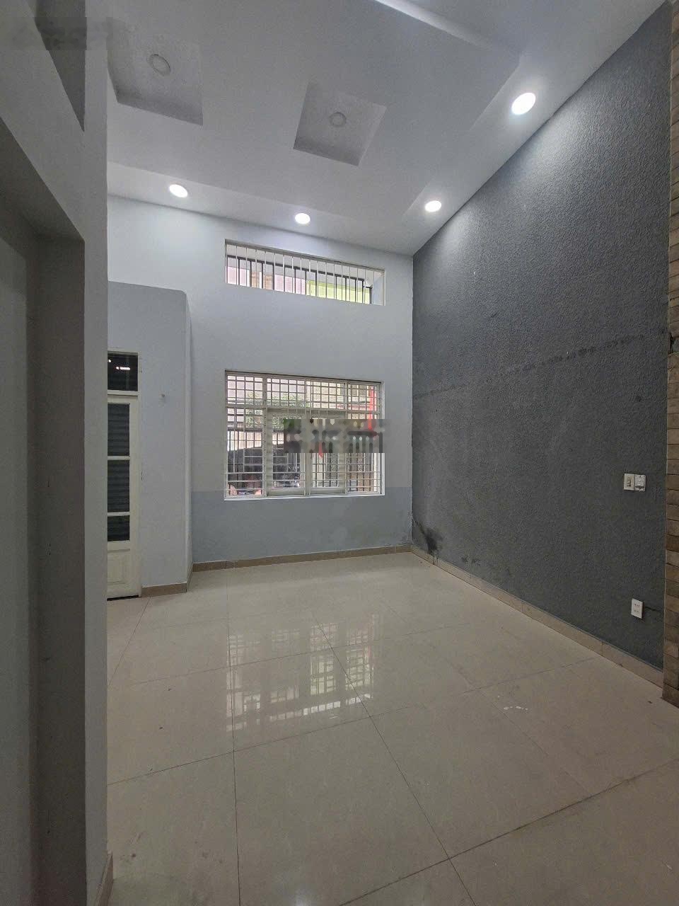 Cho thuê cửa hàng 40m2 góc 2 mặt tiền trần cao 4m có thể làm thêm lửng 86 Đường Số 6, Q4, 13 triệu