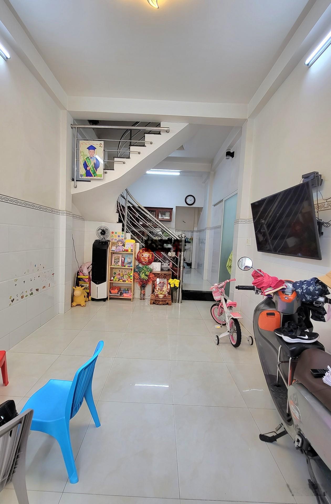 Bán nhà: Quận Tân Bình, Phường Bảy hiền, Đường Lạc Long Quân, hẻm xe hơi, 3 lầu, hơn 5 tỷ