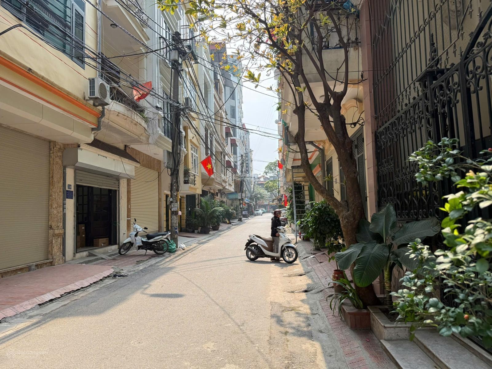 Bán nhà riêng mặt ngõ Võ Chí Công, 205m2, 4 tầng, MT 12m, ô tô KD, 44 tỷ, 215 triệu/m2, bán gấp