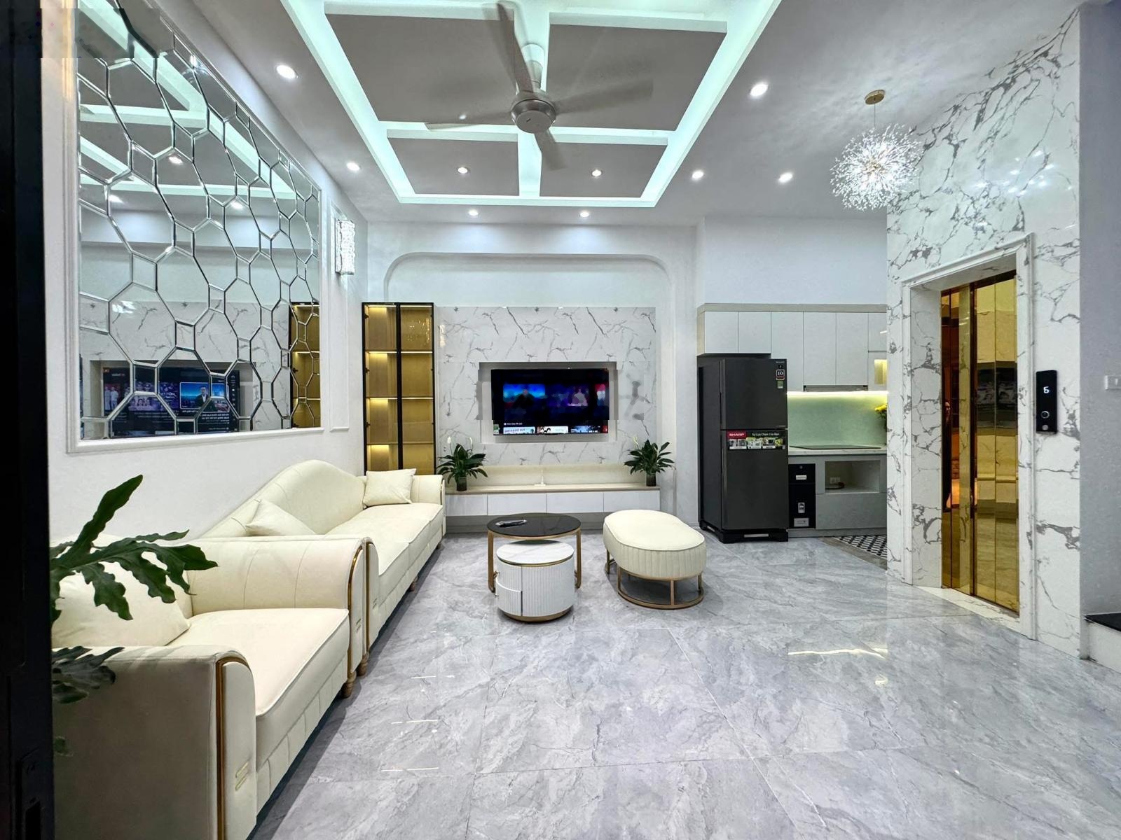 Cần Bán Gấp Nhà Phố Phạm Văn Đồng gần ngay ngã tư Hoàng Quốc Việt,35m2x6T T.máy, Full NT,Giá 11 tỷ