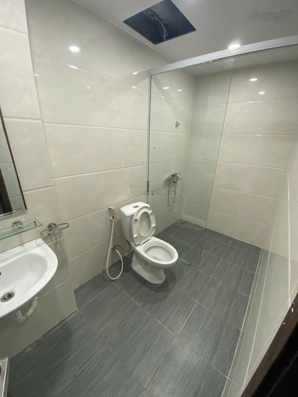 Chính chủ. Cho thuê sàn văn phòng 25m2 tại mặt phố Lạc Long Quân, gần chợ Bưởi, Hồ Tây