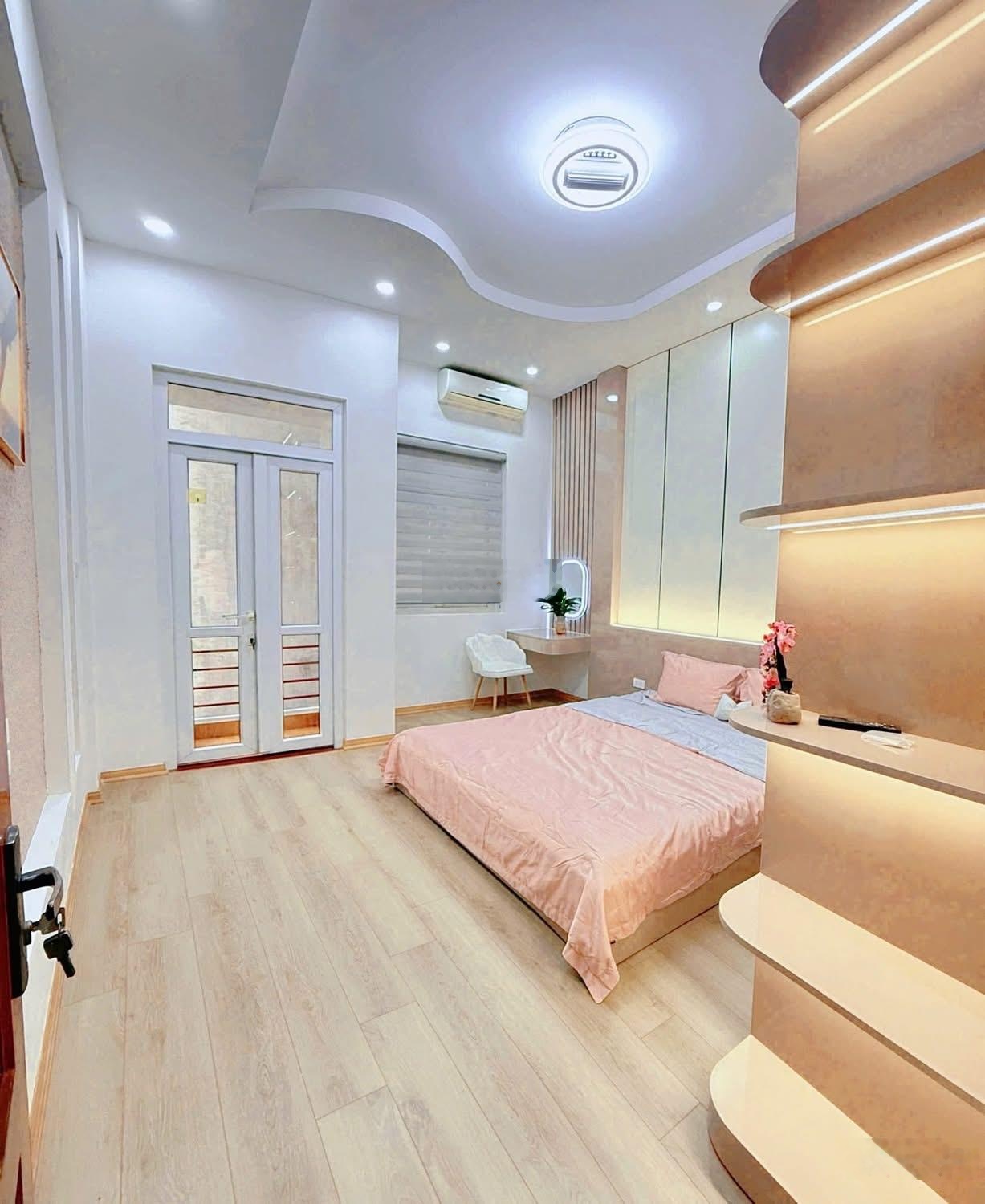Nhà đẹp 6 tầng Cầu Giấy 48m2, gần đường ô tô, khu vực dân trí cao, nhiều tiện ích, giá nhỉnh 14 tỷ