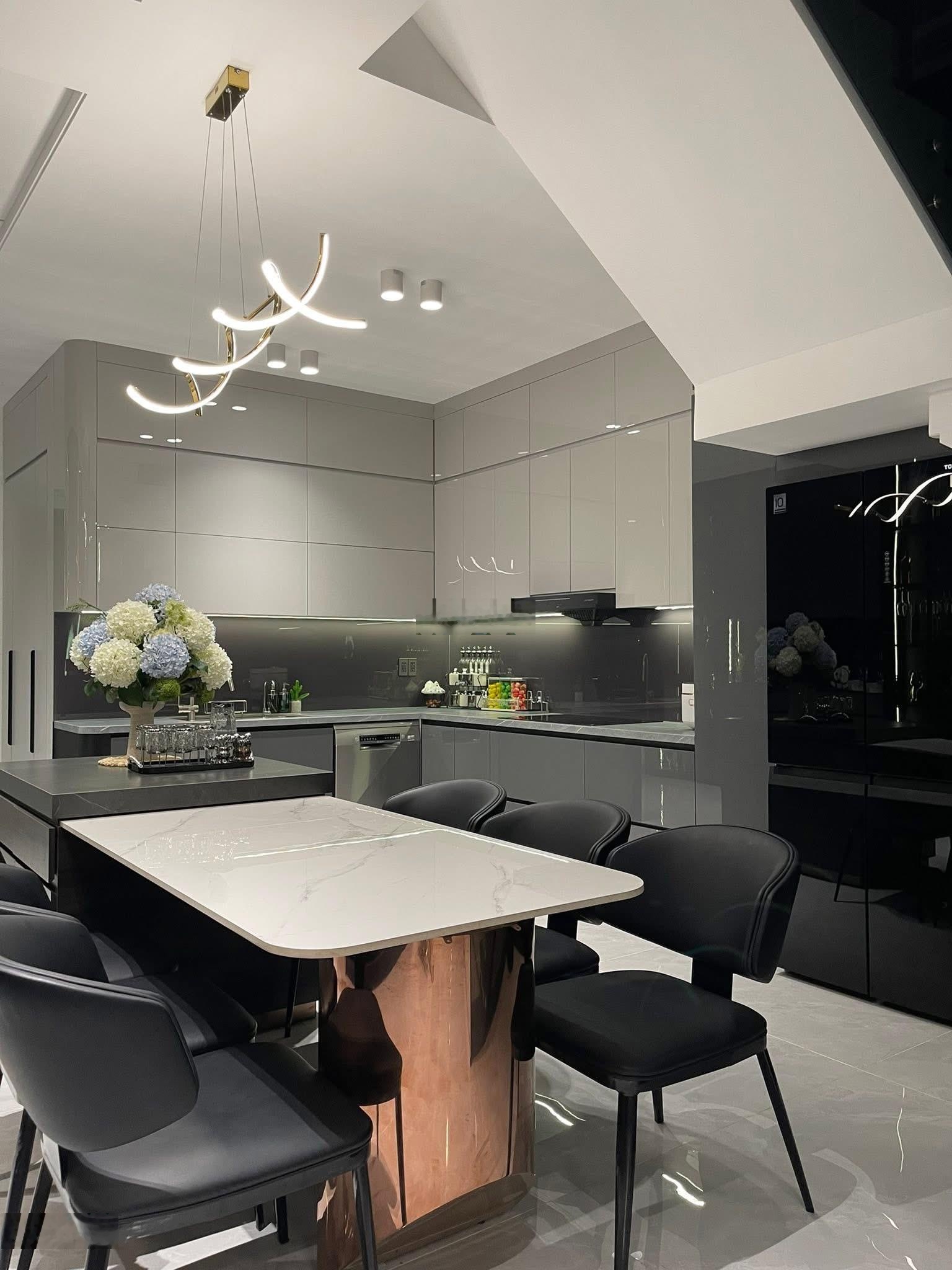 Bán nhà Việt Hưng, 50m2, 5 tầng, 9 tỷ, ngõ thông, ô tô vào nhà, dân xây chắc chắn, 0967008185