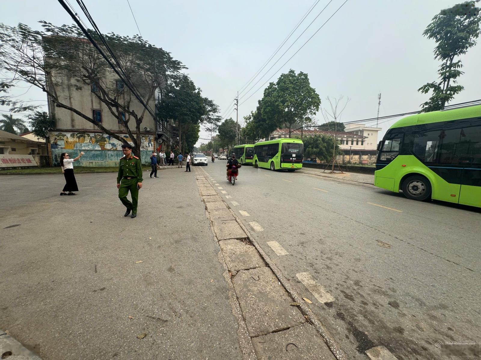 nhỉnh tỷ lô đất 2 mặt tiền, cách 2 trường ĐH quy mô 15000 sinh viên chỉ 1km, sát ngay chợ, bến xe
