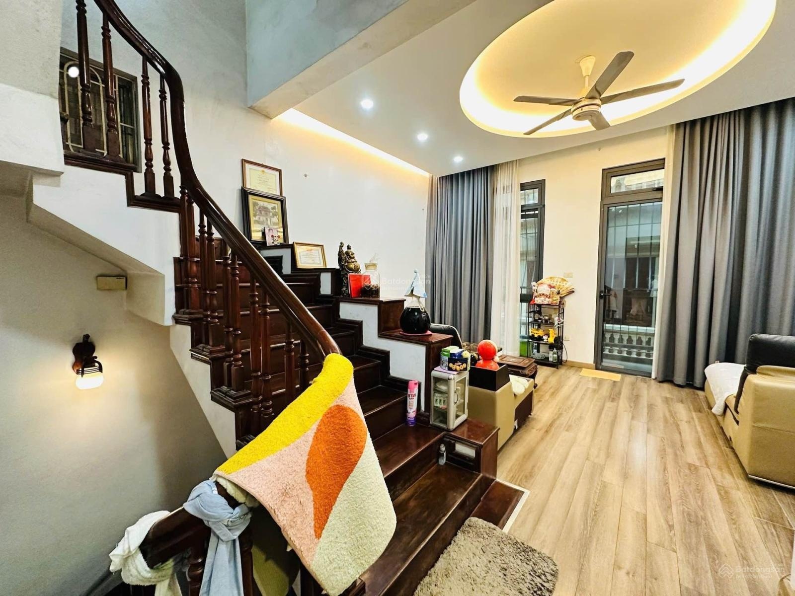 Bán Nhà ngõ Hoàng Quốc Việt, phân lô, ô tô, hai thoáng, kinh doanh văn phòng 75m2 giáo chào 27 tỷ