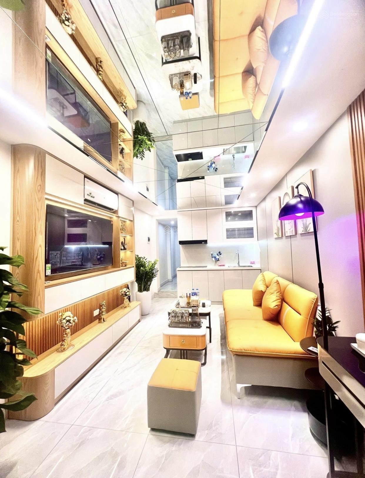 Cực Hiếm Hoàng Hoa Thám Nhà Thang Máy, Cách Phố 20m Nhỉnh 9 Tỷ Có Ngay Nhà Đẹp Gần Hồ Tây!