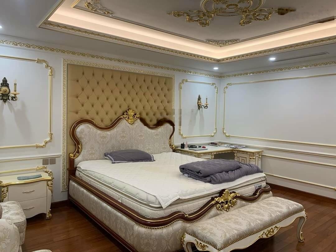 Bán gấp BT Dịch Vọng cạnh công viên Cầu Giấy 8X tỷ 306m2 MT 15m xây 4T nổi 1 hầm đường hè 12m