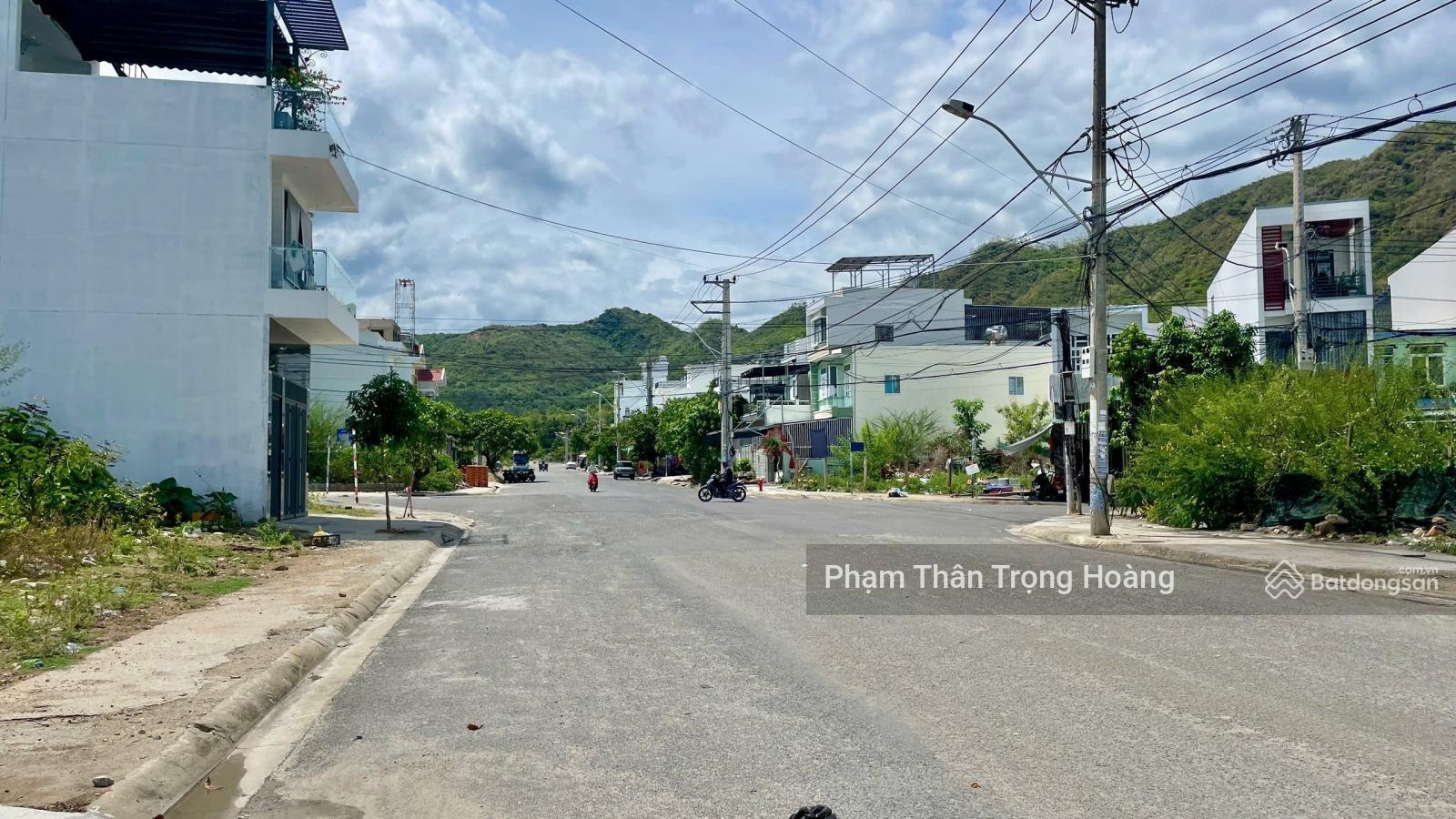 Bán đất mặt tiền Trần Khát Chân, Nha Trang 112,5m2, vị trí vàng gần Bến Du Thuyền - giá 68trđ/m2