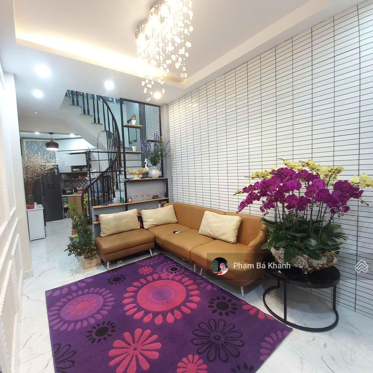 Bán nhà Bồ Đề, Long Biên, full nội thất 33 m2, 5 tầng, 6.75 tỷ có thương lượng.