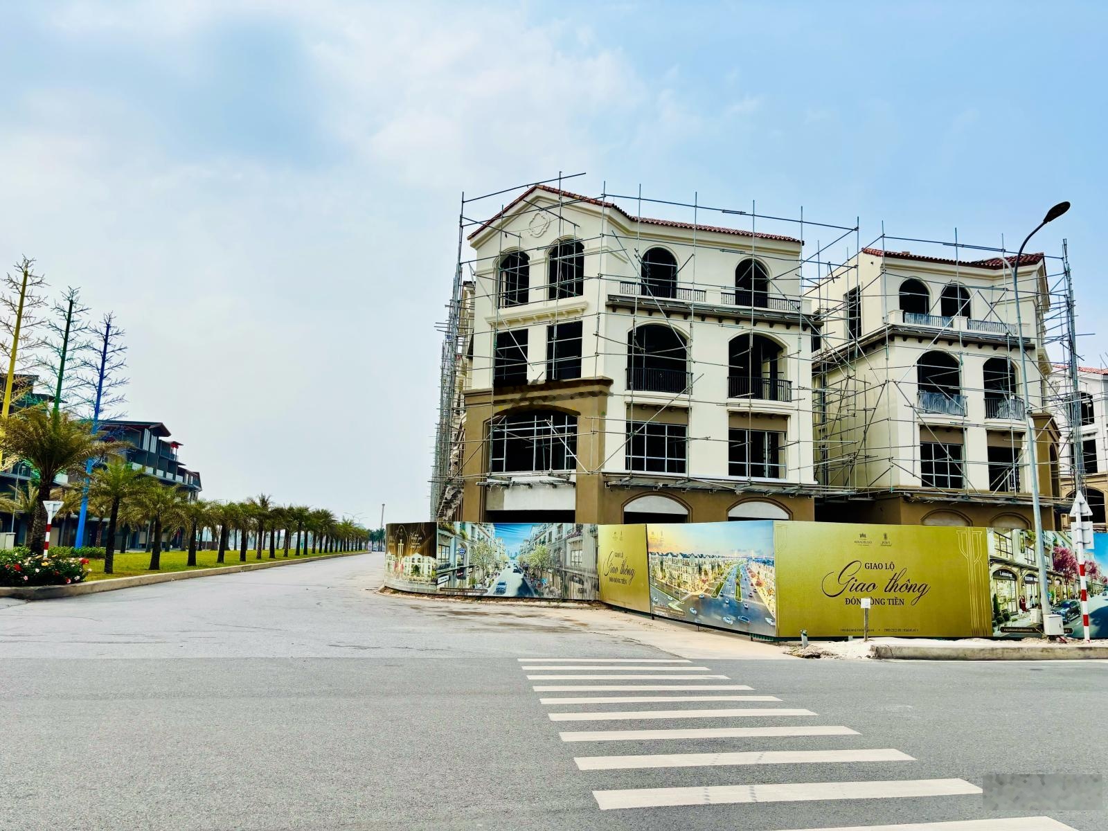Căn Shop góc 3 mặt tiền trục chính ngã tư, cam kết tiền thuê 40 triệu/ tháng vốn 30% chỉ 6.1 tỷ
