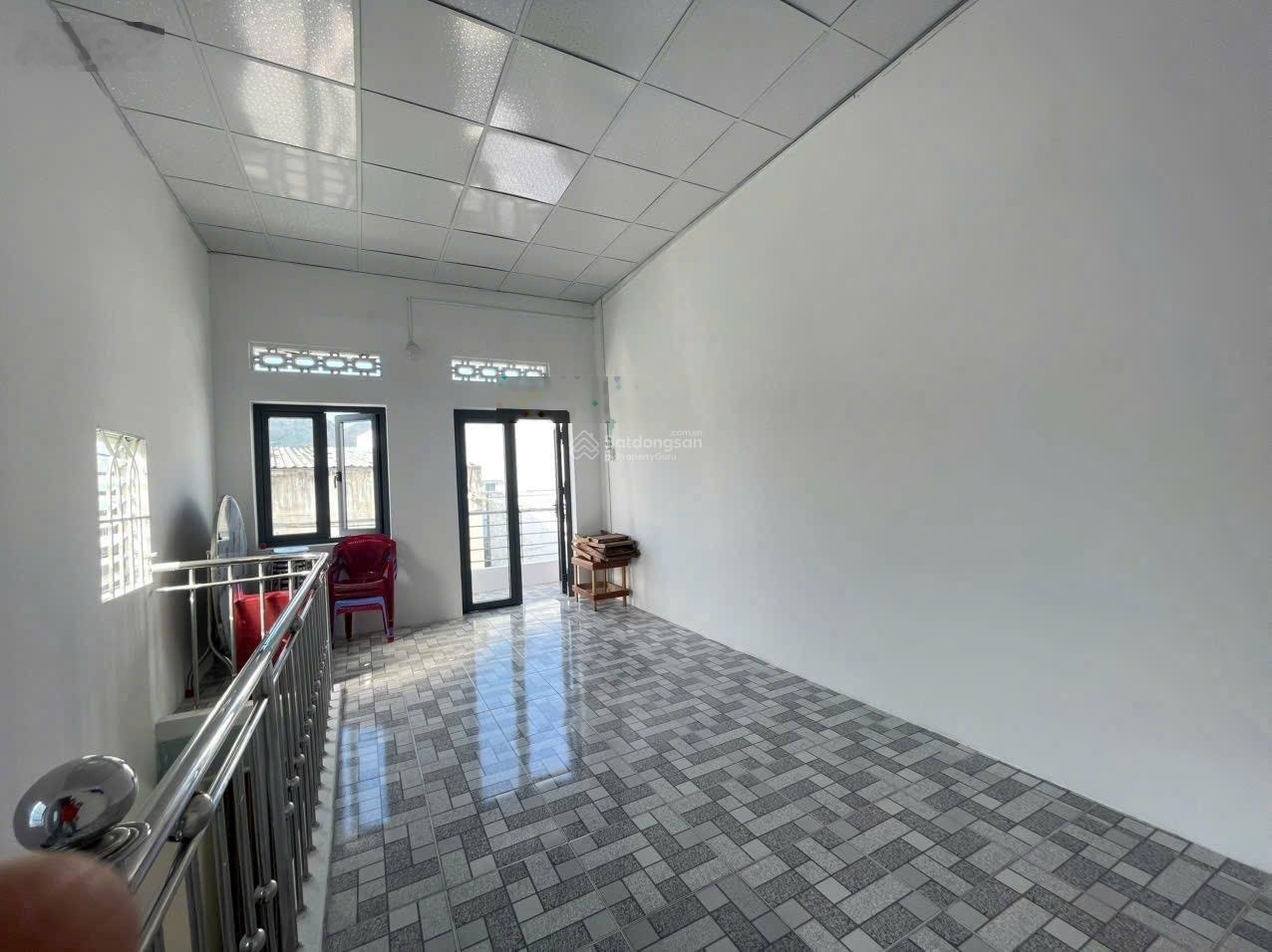 Nhà 2 tầng Nguyễn Khuyến, hẻm 2 xe máy cách đường chính ô tô: 50m. Giá 2,4 tỷ